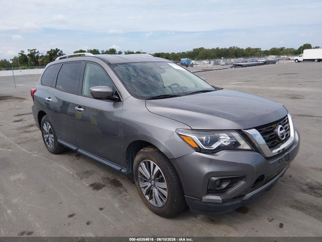 Salvage Nissan Pathfinder Image