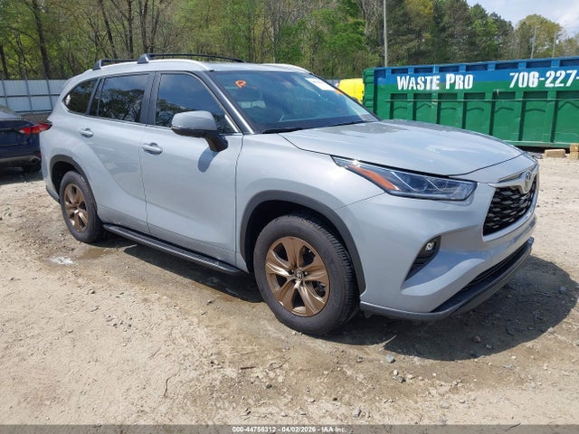 Salvage Toyota Highlander Image