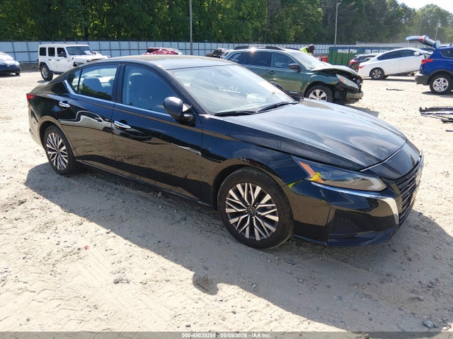 Salvage Nissan Altima Image