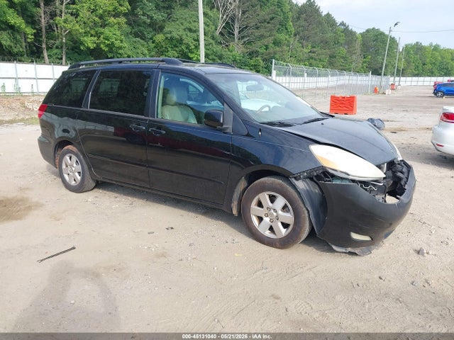 Salvage Toyota Sienna Image