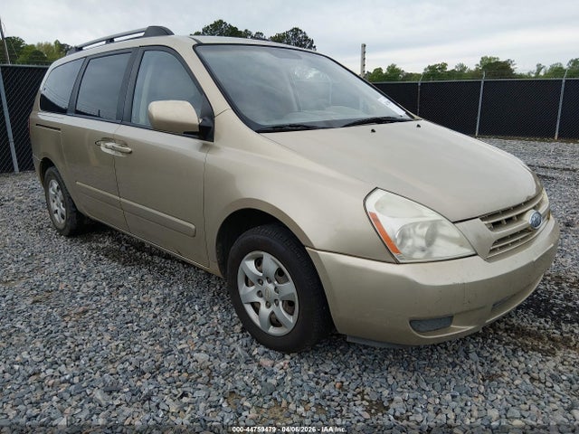 Salvage Kia Sedona Image