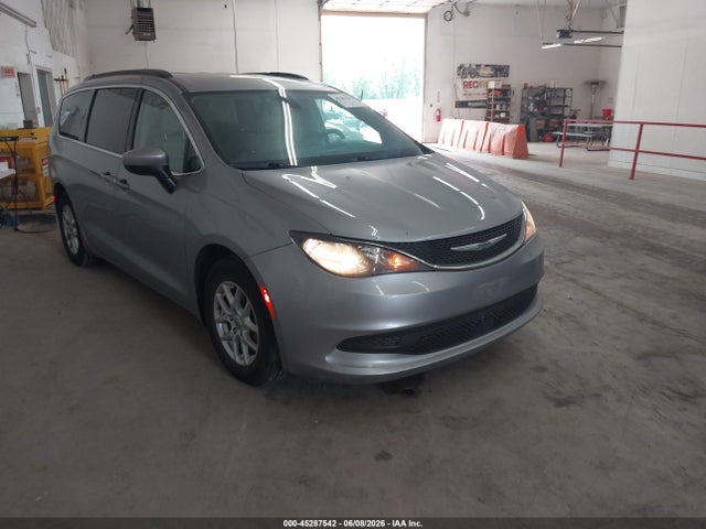 Salvage Chrysler Voyager Image