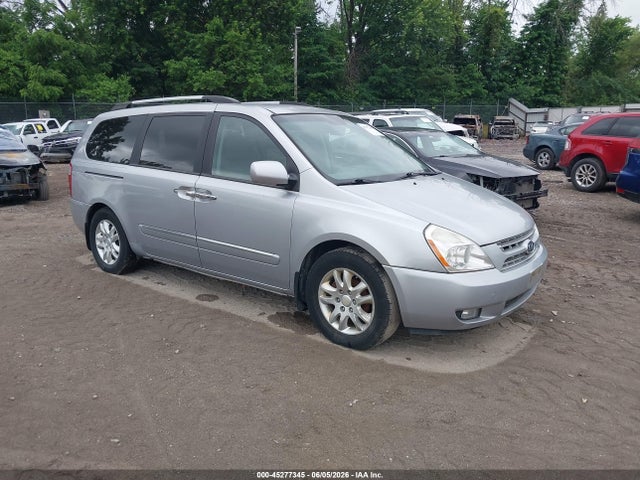 Salvage Kia Sedona Image