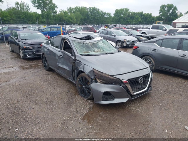 Salvage Nissan Altima Image