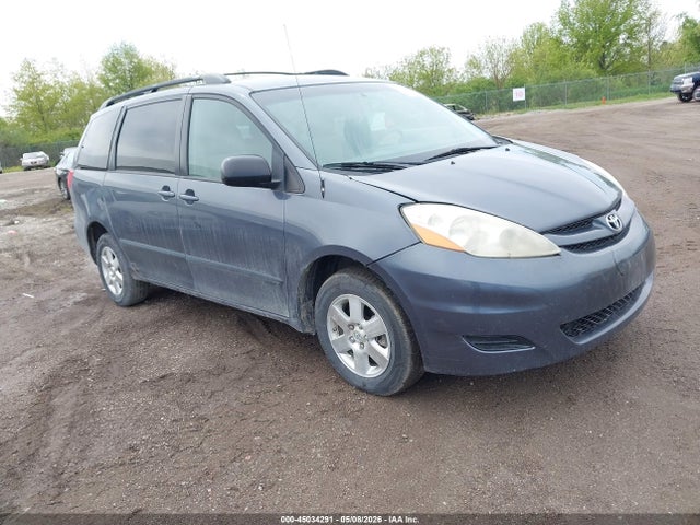 Salvage Toyota Sienna Image