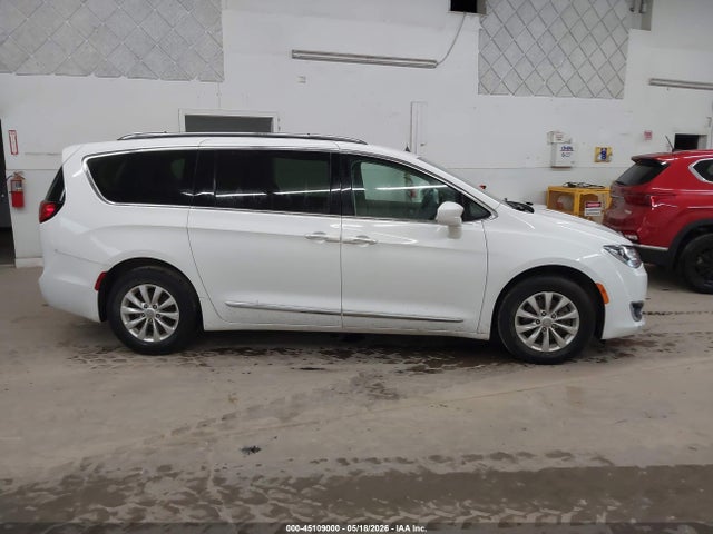 Chrysler Pacifica Touring L