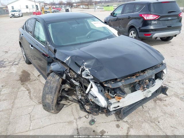 Salvage Nissan Altima Image