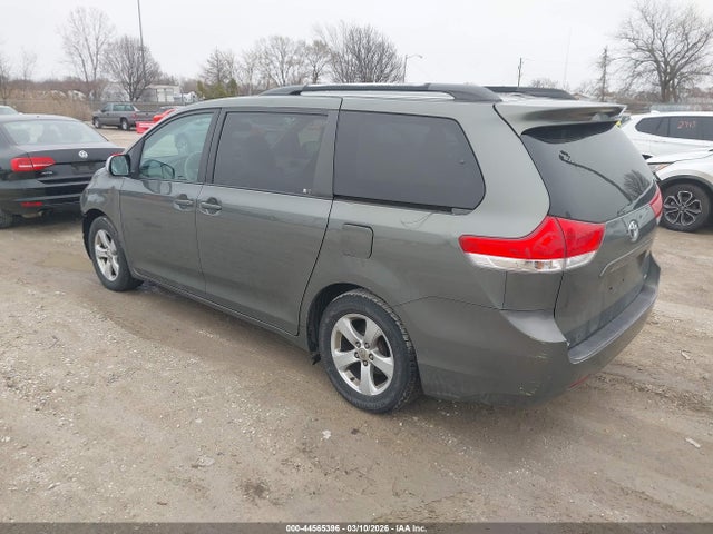 Toyota Sienna Le V6