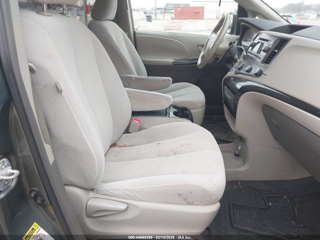 Toyota Sienna Le V6