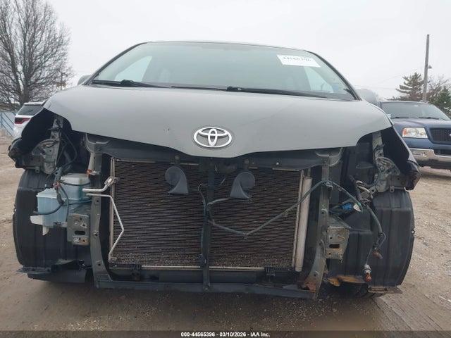 Toyota Sienna Le V6