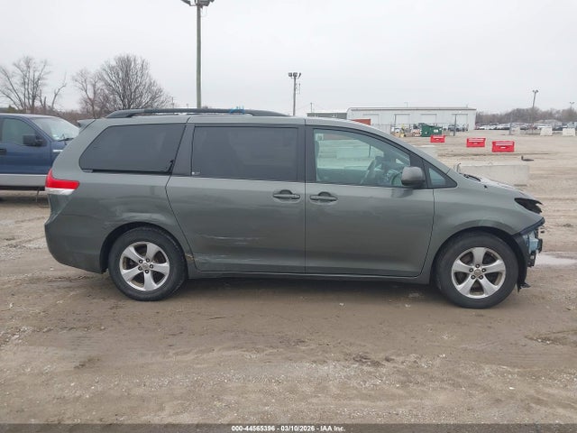 Toyota Sienna Le V6