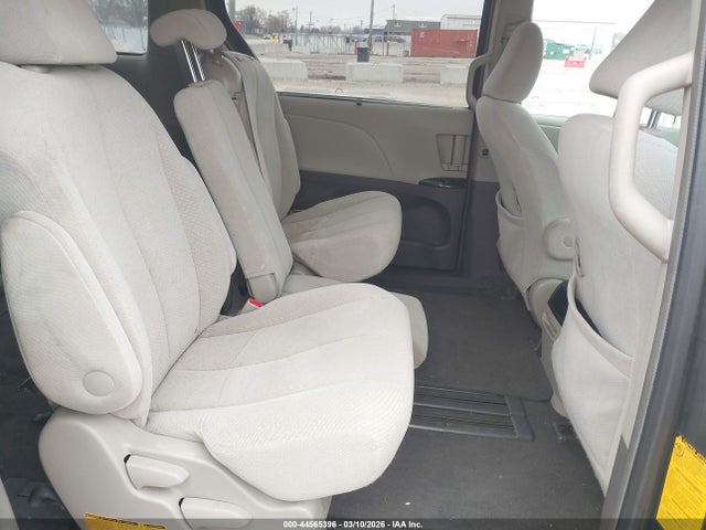 Toyota Sienna Le V6