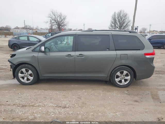 Toyota Sienna Le V6