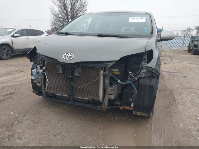 Toyota Sienna Le V6