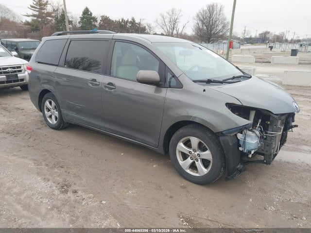 Salvage Toyota Sienna Image