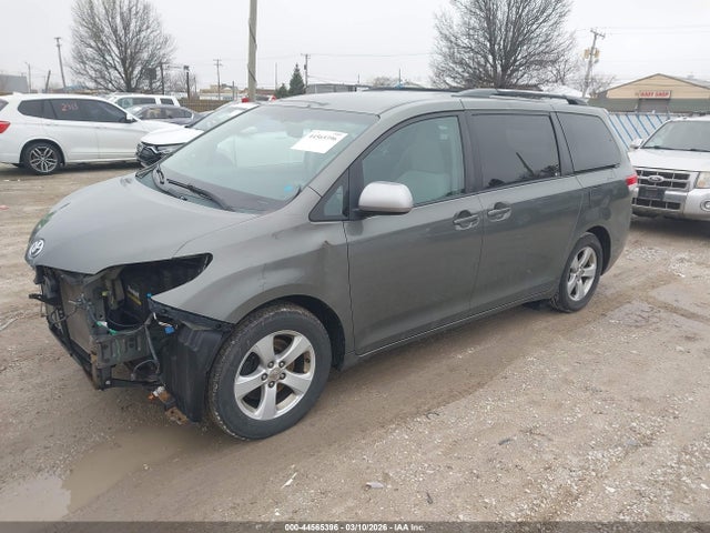 Toyota Sienna Le V6