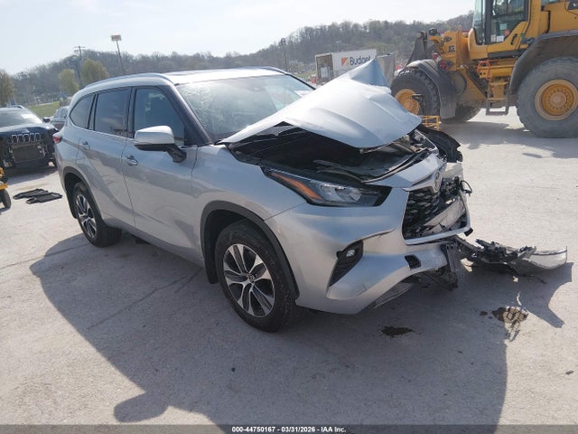 Salvage Toyota Highlander Image