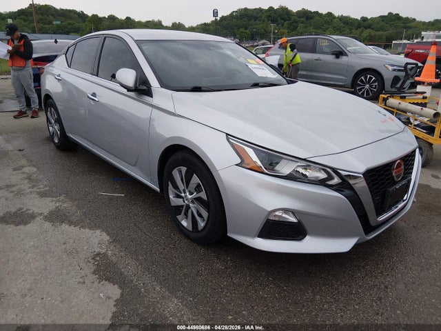 Salvage Nissan Altima Image