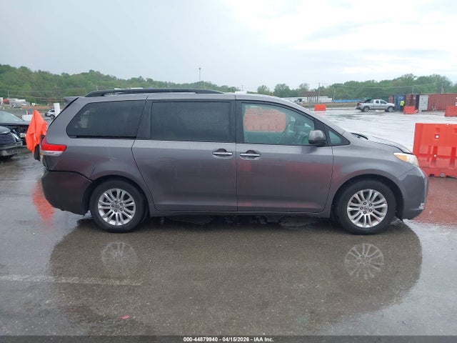 Toyota Sienna Xle V6