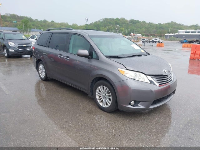 Salvage Toyota Sienna Image