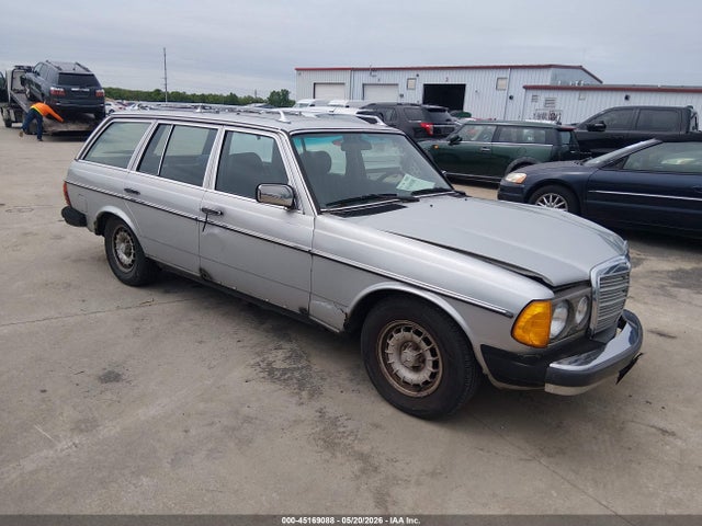 Salvage Mercedes-Benz 300 Image