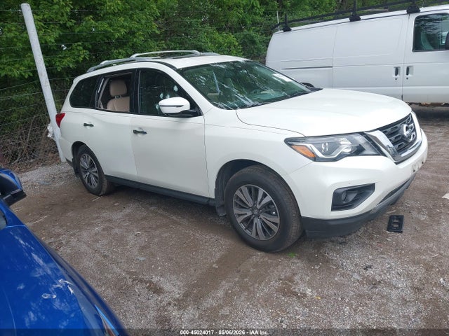 Salvage Nissan Pathfinder Image