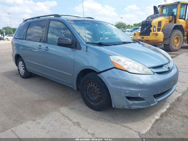 Salvage Toyota Sienna Image