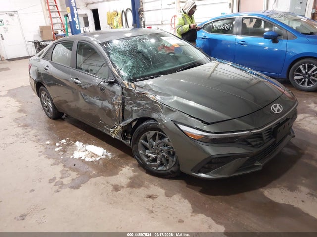 Salvage Hyundai ELANTRA Image