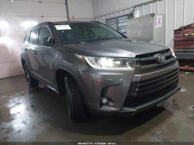 Salvage Toyota Highlander Image