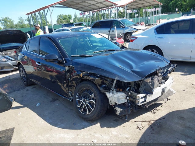 Salvage Nissan Altima Image