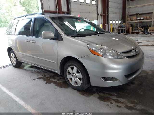 Salvage Toyota Sienna Image