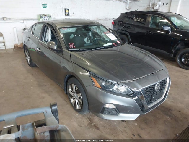 Salvage Nissan Altima Image