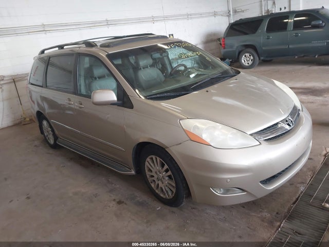 Salvage Toyota Sienna Image