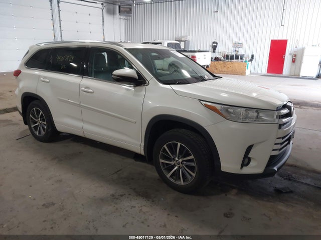 Salvage Toyota Highlander Image