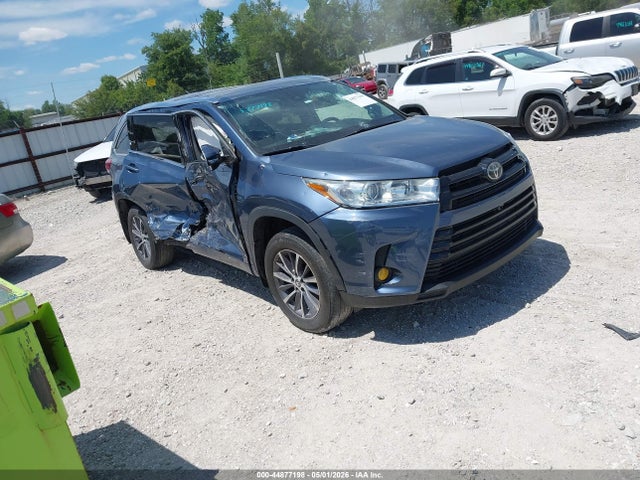 Salvage Toyota Highlander Image