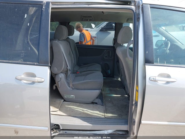 Toyota Sienna Le