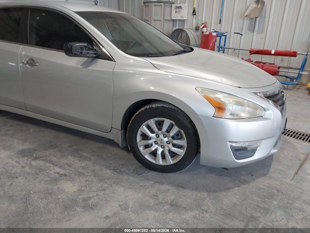 Salvage Nissan Altima Image