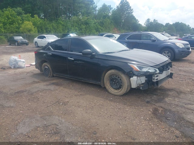 Salvage Nissan Altima Image