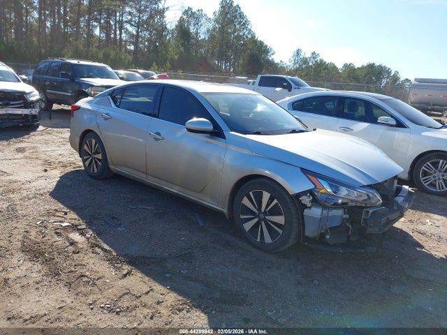 Salvage Nissan Altima Image
