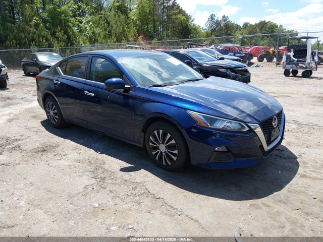 Salvage Nissan Altima Image