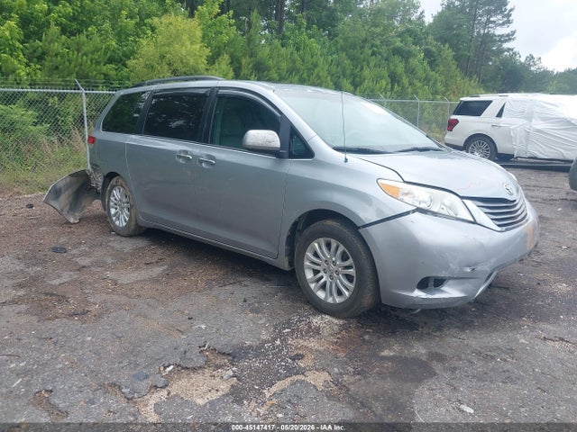 Salvage Toyota Sienna Image