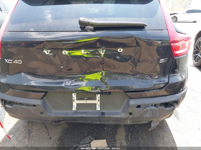 Volvo XC40 B5 Plus Dark Theme