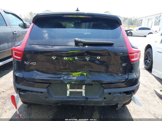 Volvo XC40 B5 Plus Dark Theme