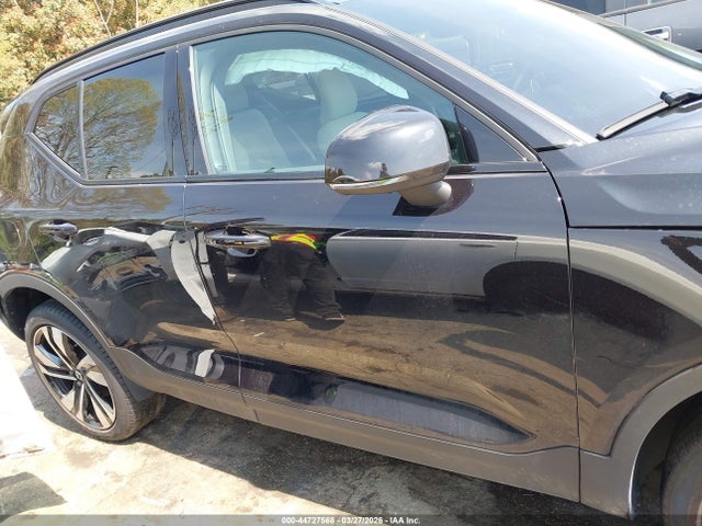Volvo XC40 B5 Plus Dark Theme