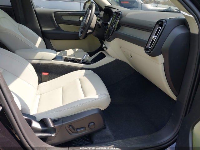 Volvo XC40 B5 Plus Dark Theme