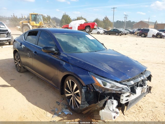 Salvage Nissan Altima Image