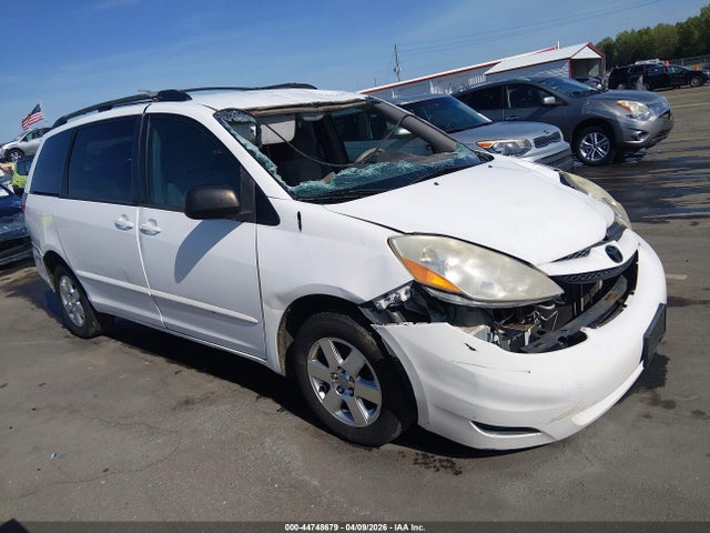 Salvage Toyota Sienna Image