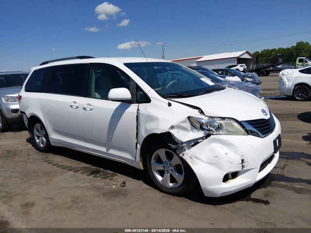 Salvage Toyota Sienna Image