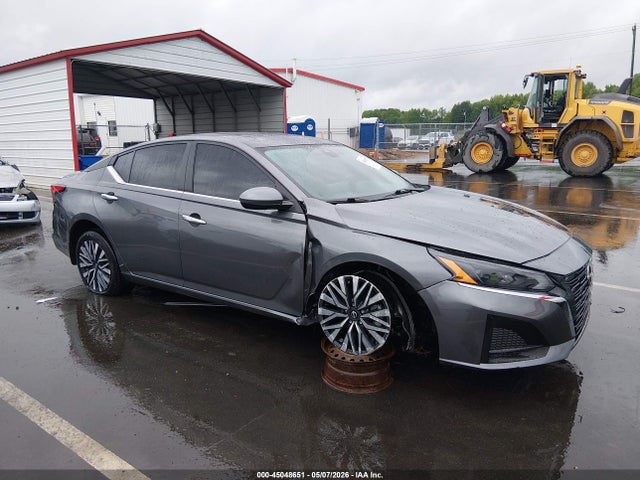 Salvage Nissan Altima Image
