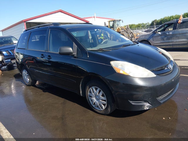 Salvage Toyota Sienna Image